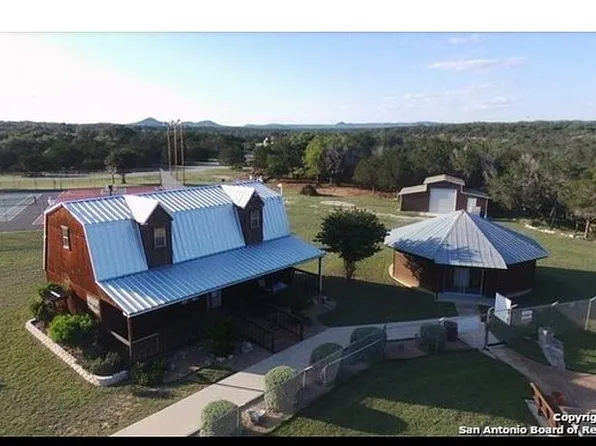 437 Deer Run Dr, Bandera, TX 78003