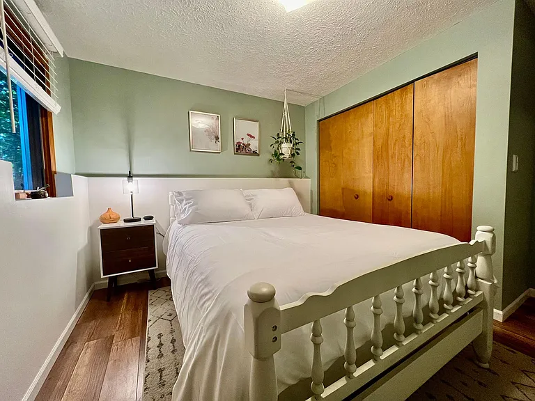 Bedroom 4 - queen bed