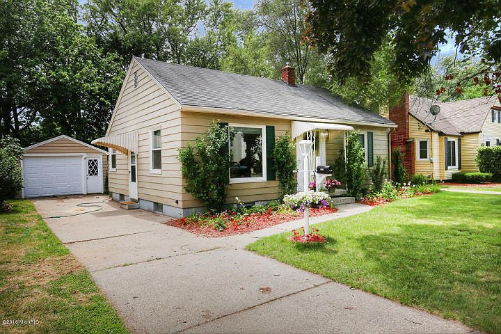 1st image of 1030 Edna St SE