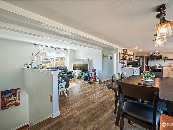 5th image of 1143 S Perry Ave