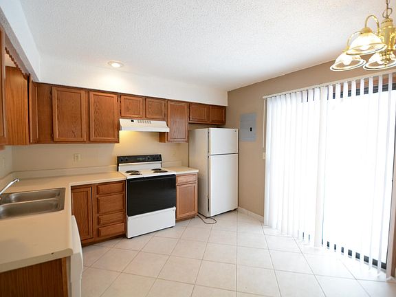 4th image of 1028 NE Lindsay Ave APT D
