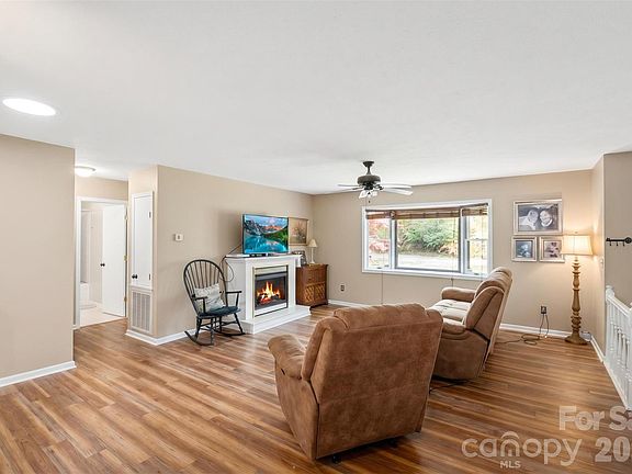 4th image of 14 N Willow Wood Trl