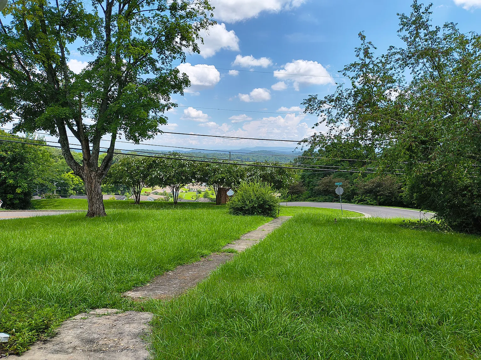 4033 Skyline Dr — Photo 2