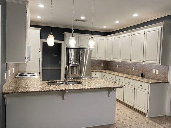 3rd image of 627 Hampshire Dr