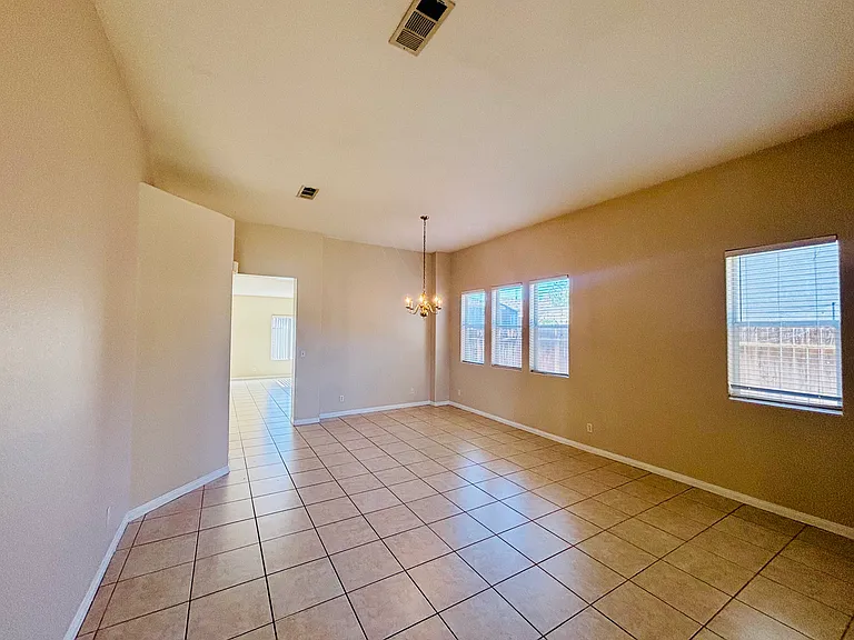 42309 Portland Ln — Photo 2