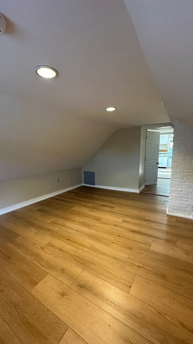 Building Photo - 632 Hall St #3
