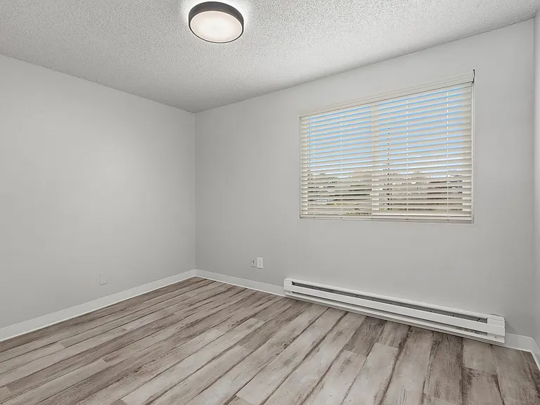 2550 N Vassault St — Photo 26