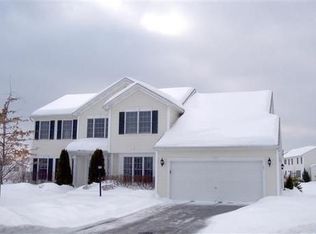 16 Ashgrove La, Bethlehem, NY 12158