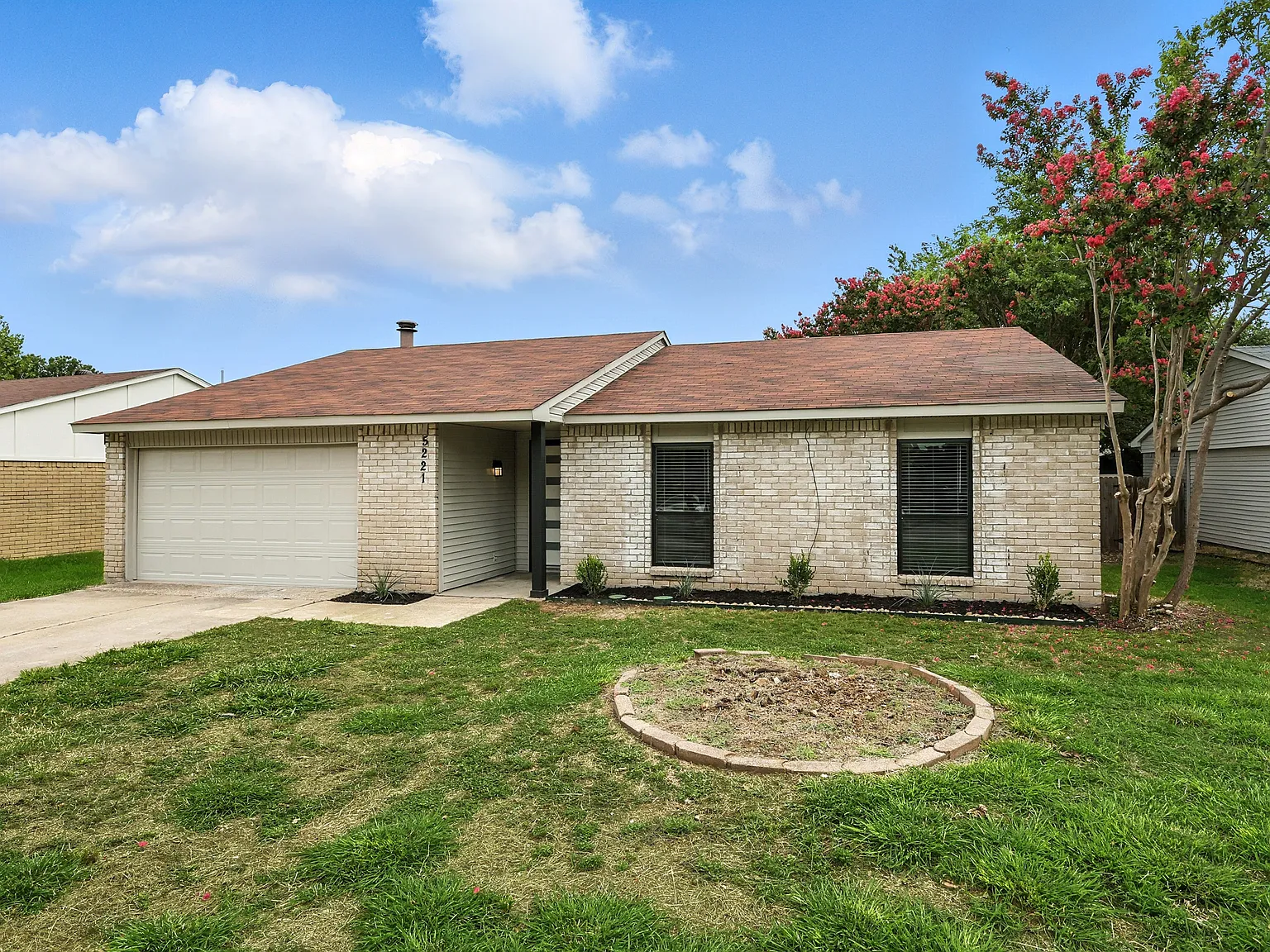 3 bed, 1379 sqft, $2,335 — Photo 2