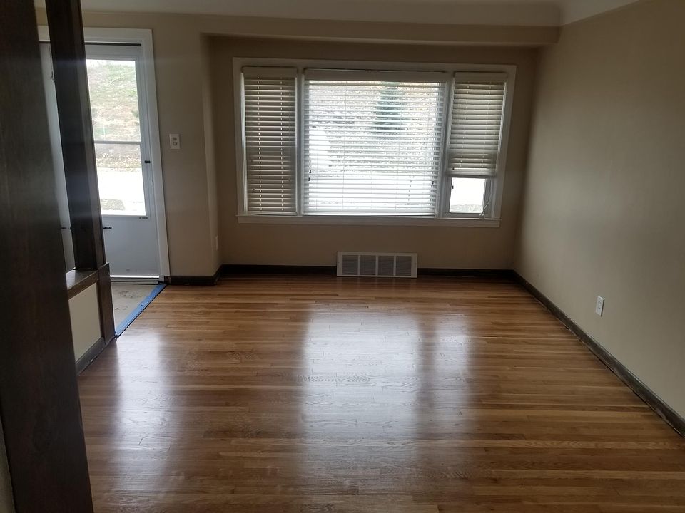 1st image of 27320 Larchmont St