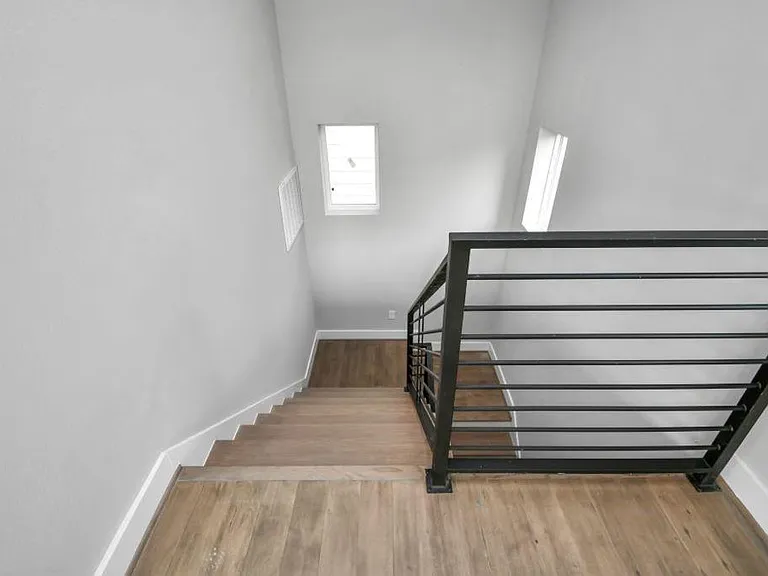 1320 Eberhard St — Photo 36