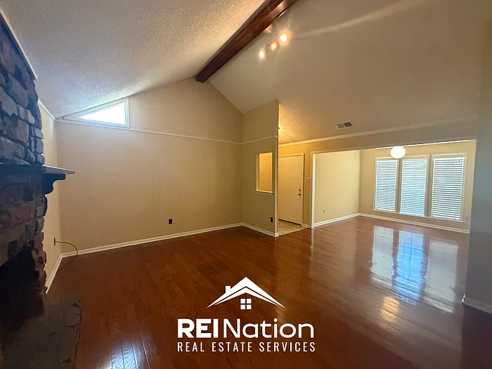 3 bed, 2.0 bath, 1220 sqft, $1,595 — Photo 2