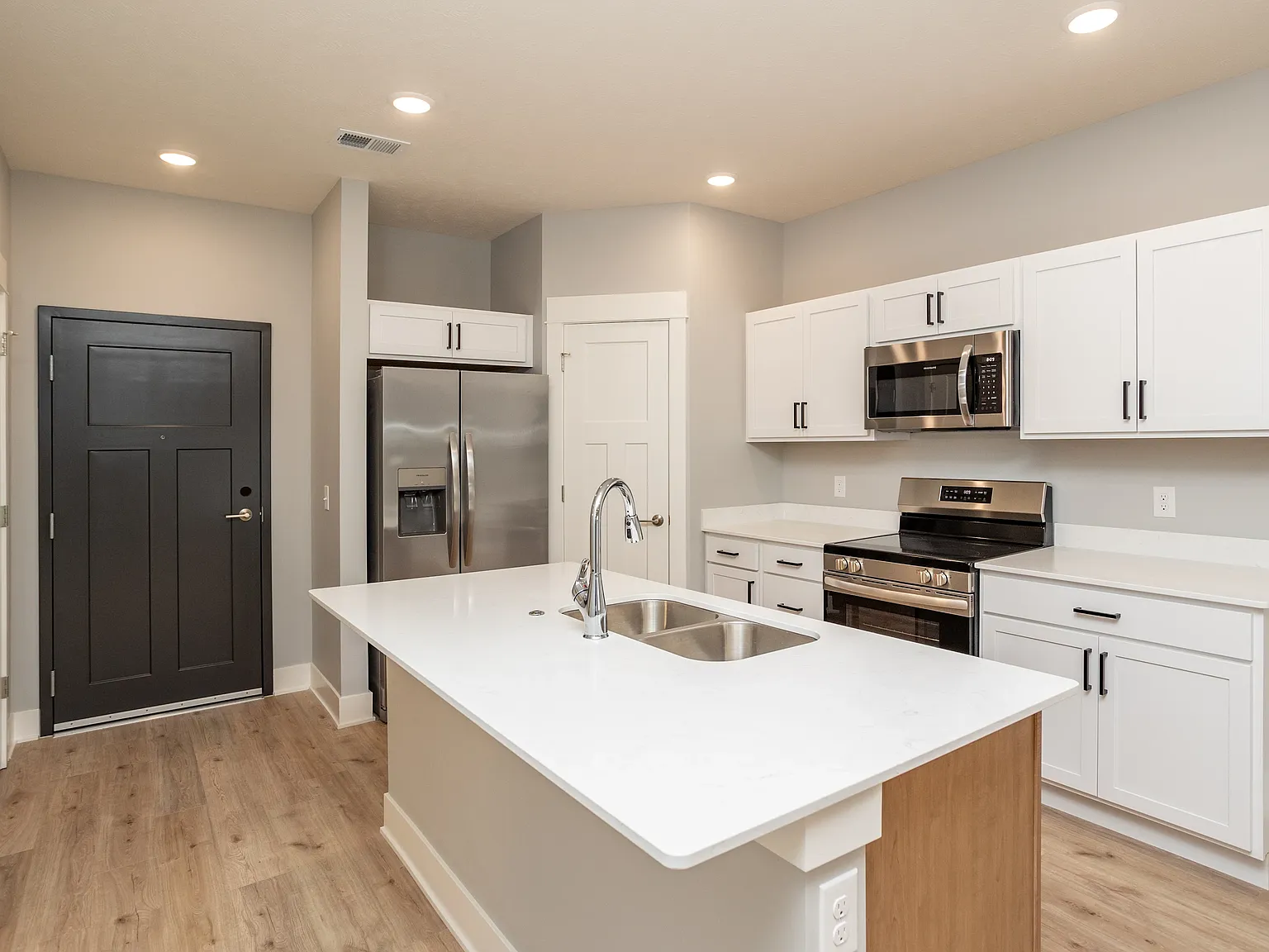 2 bed, 1072 sqft, $1,599 — Photo 1