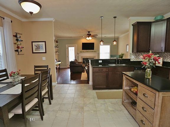 5th image of 102 N Fir Ave