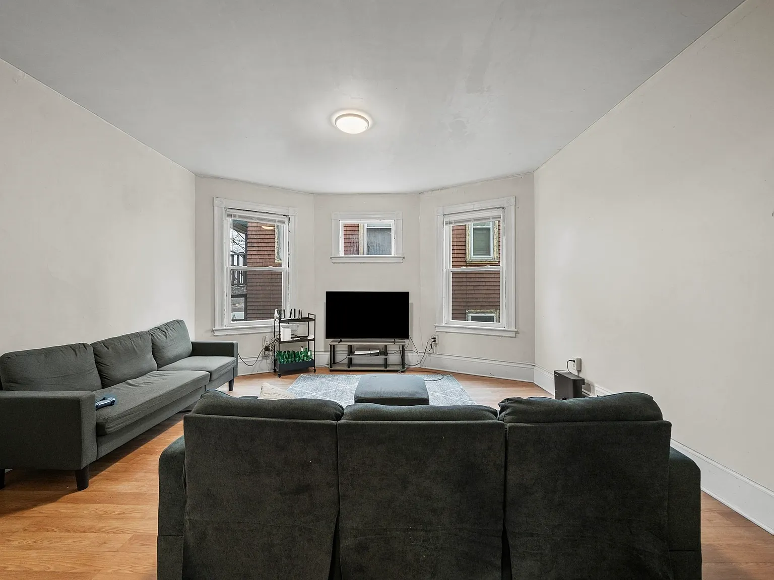3 bed, 9999 sqft, $4,500 — Photo 2