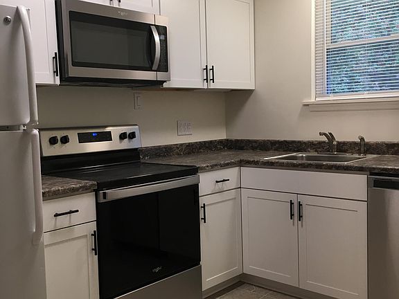 3rd image of 601 E Cypress St APT 6