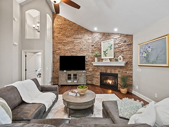 3rd image of 125 Minetta Dr