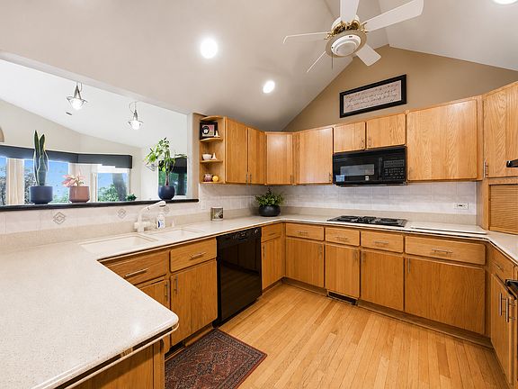 4th image of 130 Surrey Ln