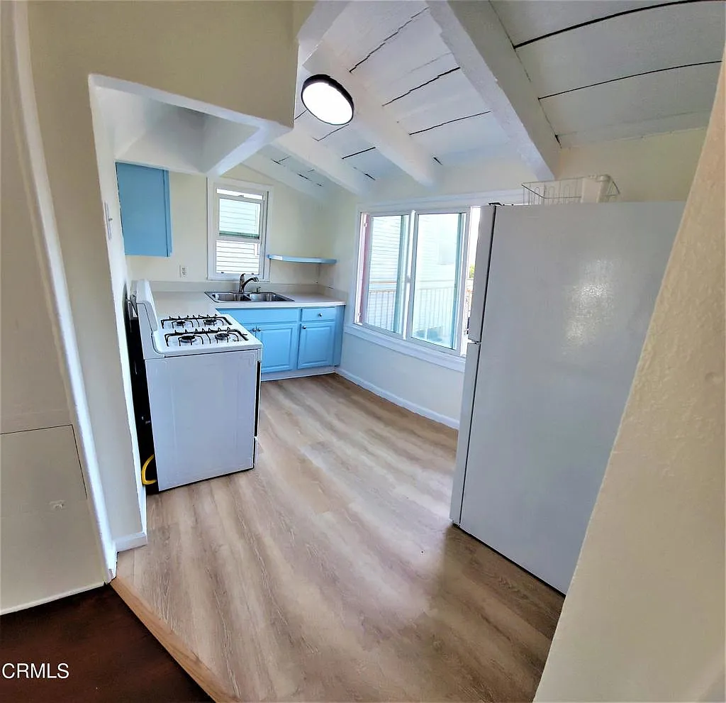 3 bed, 1.0 bath, 800 sqft, $3,295 — Photo 4