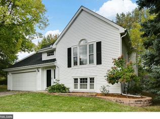 8851 Knollwood Dr, Eden Prairie, MN 55347