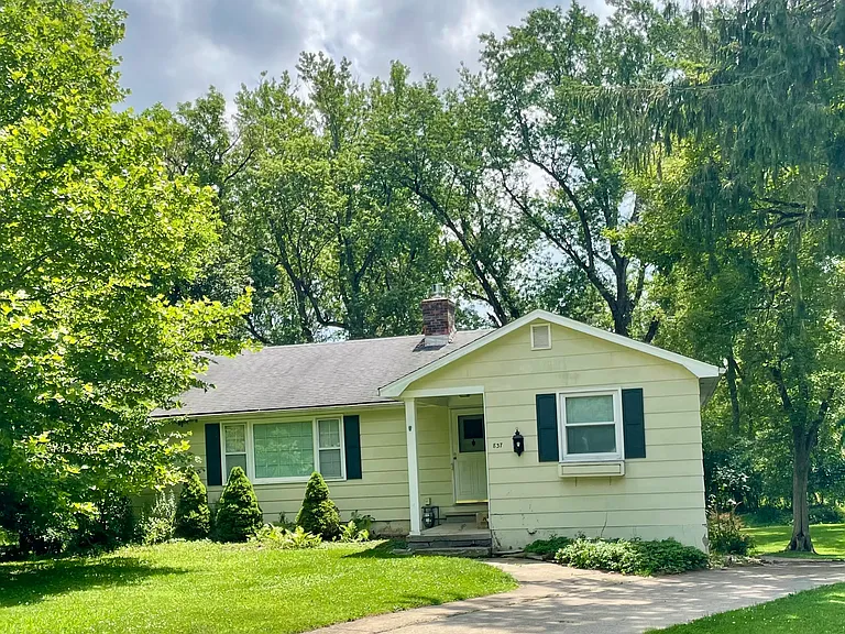 837 Lawrence Ave — Photo 1
