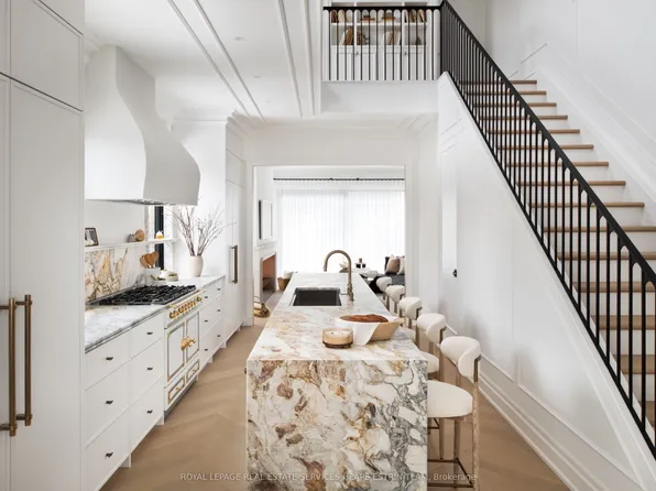 23 Lippincott St, Toronto, ON M5T 2R4