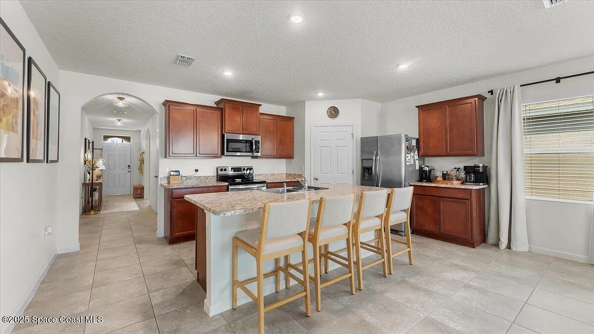 4 bed, 1828 sqft, $2,500 — Photo 2