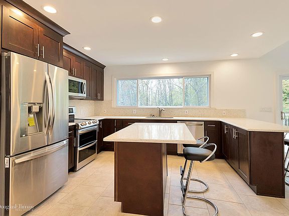 3rd image of 186 Hillair Cir
