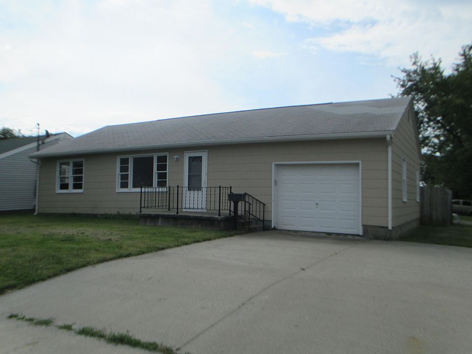 2nd image of 838 W Thomas St