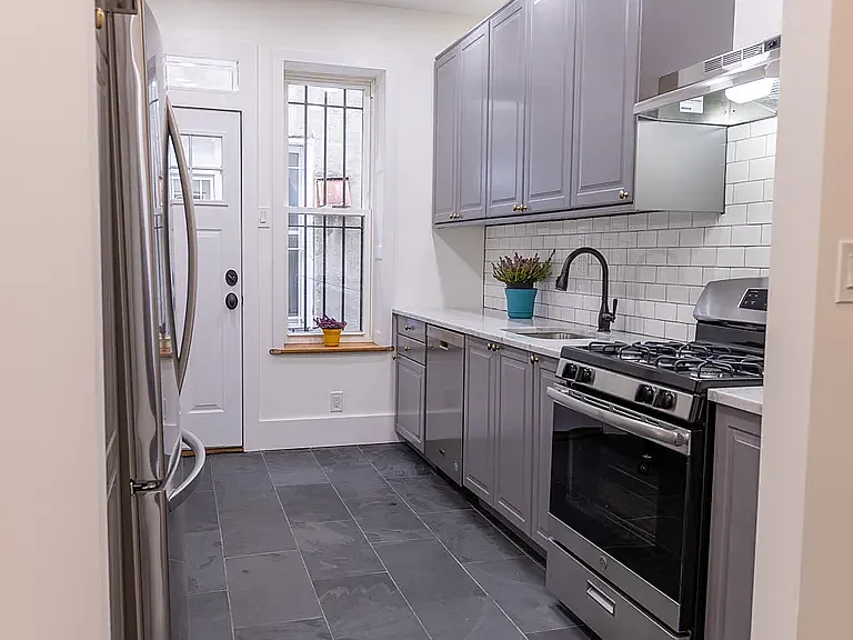 293 Montgomery St #1 — Photo 7