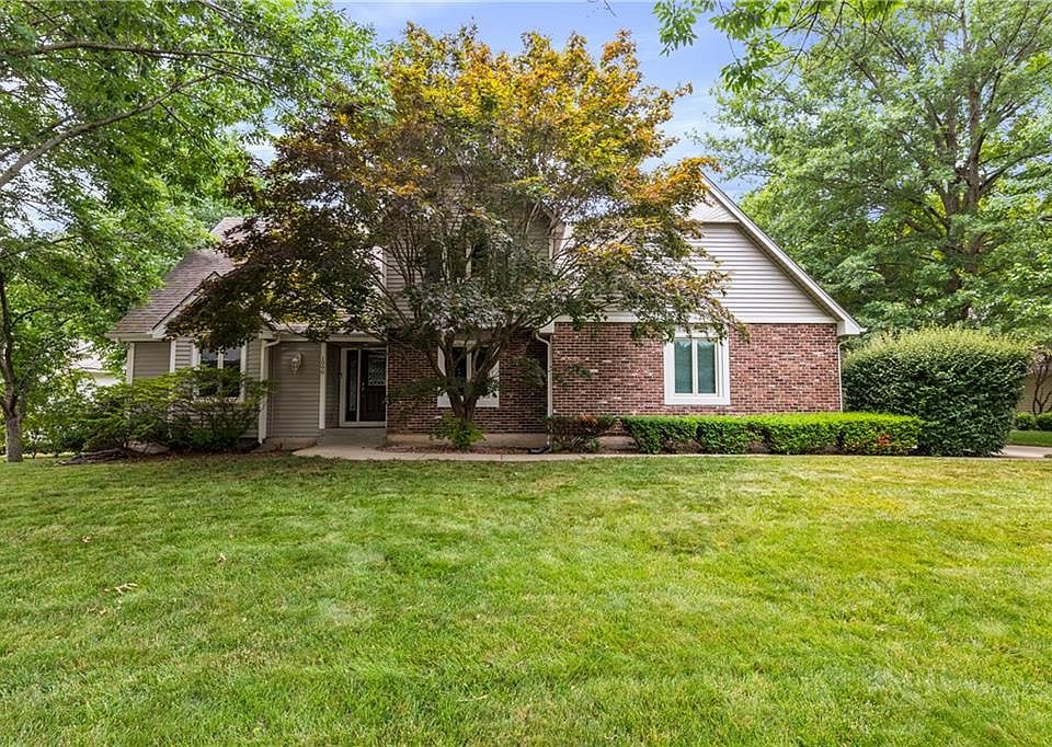 1st image of 1090 NE Lakepoint Ct