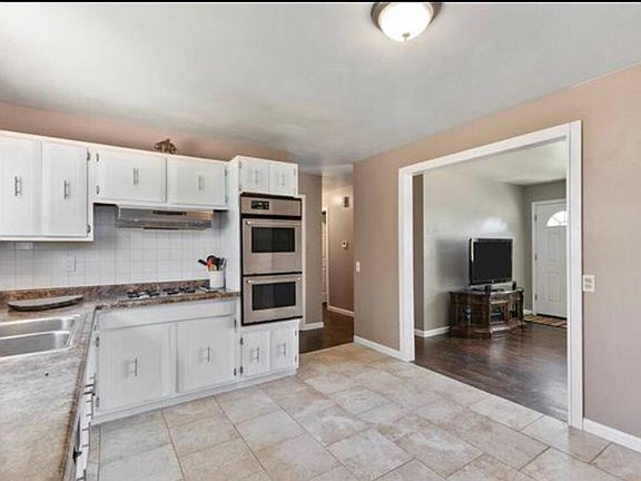 4th image of 385 Wren Dr
