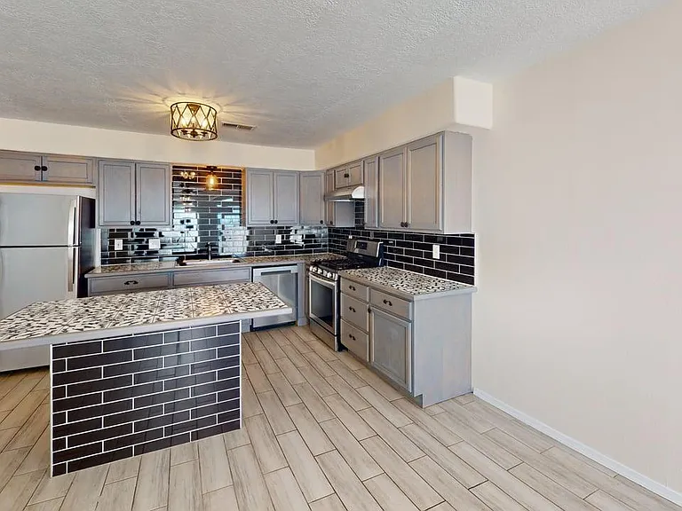 5800-Central-SW-Unit-14-Kitchen 1_01182026