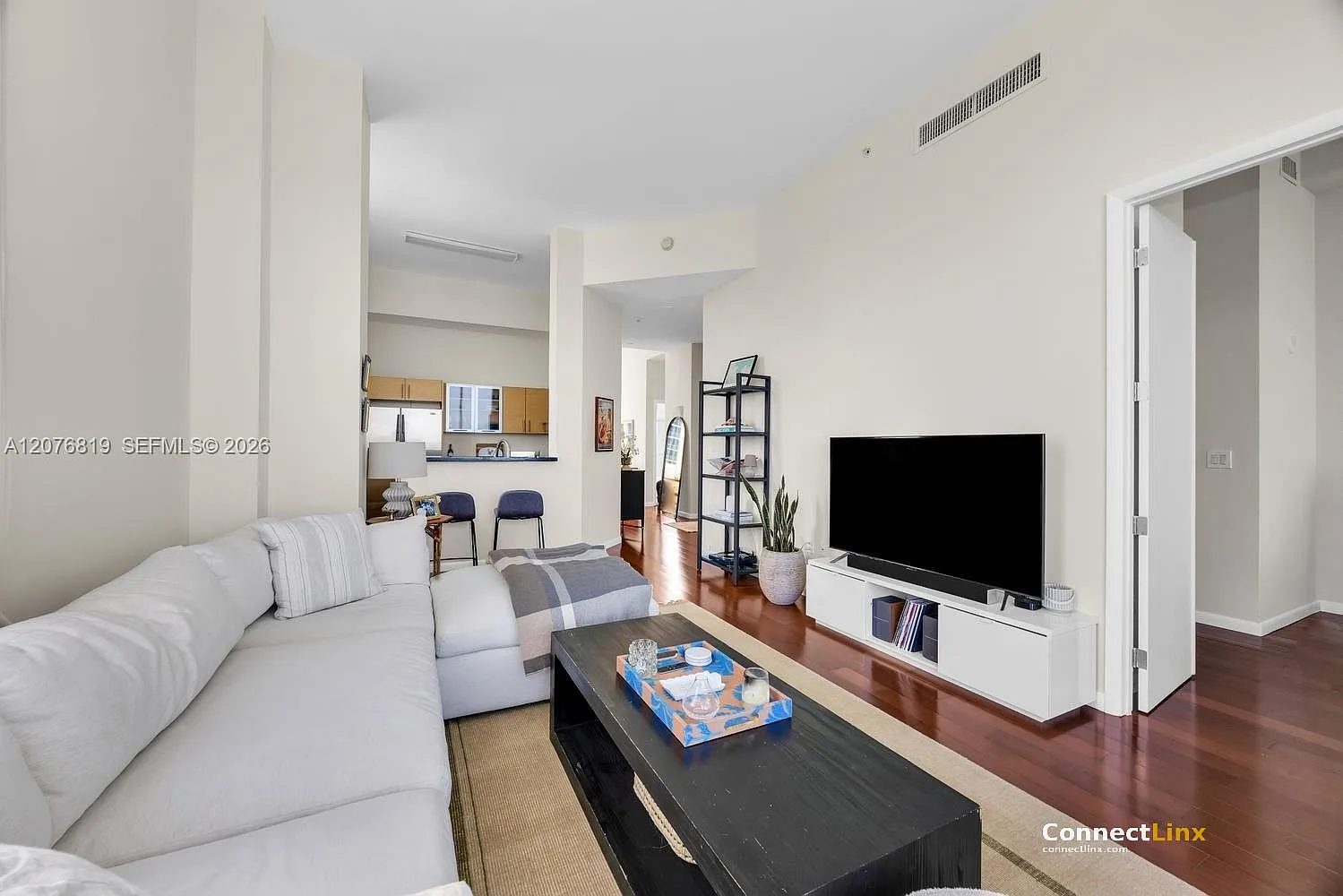 2 bed, 2.0 bath, 1400 sqft, $6,000 — Photo 3