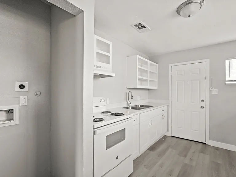 7815 Glass St — Photo 4