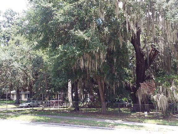 Side yard / patio for your usage.