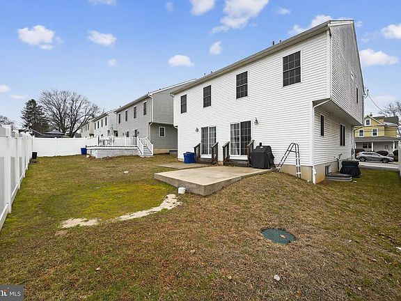3rd image of 250 Davis Ave