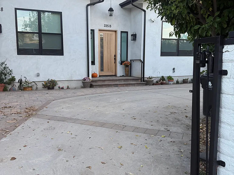 22518 Clarendon St — Photo 29
