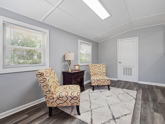 5th image of 829 Greenwich St