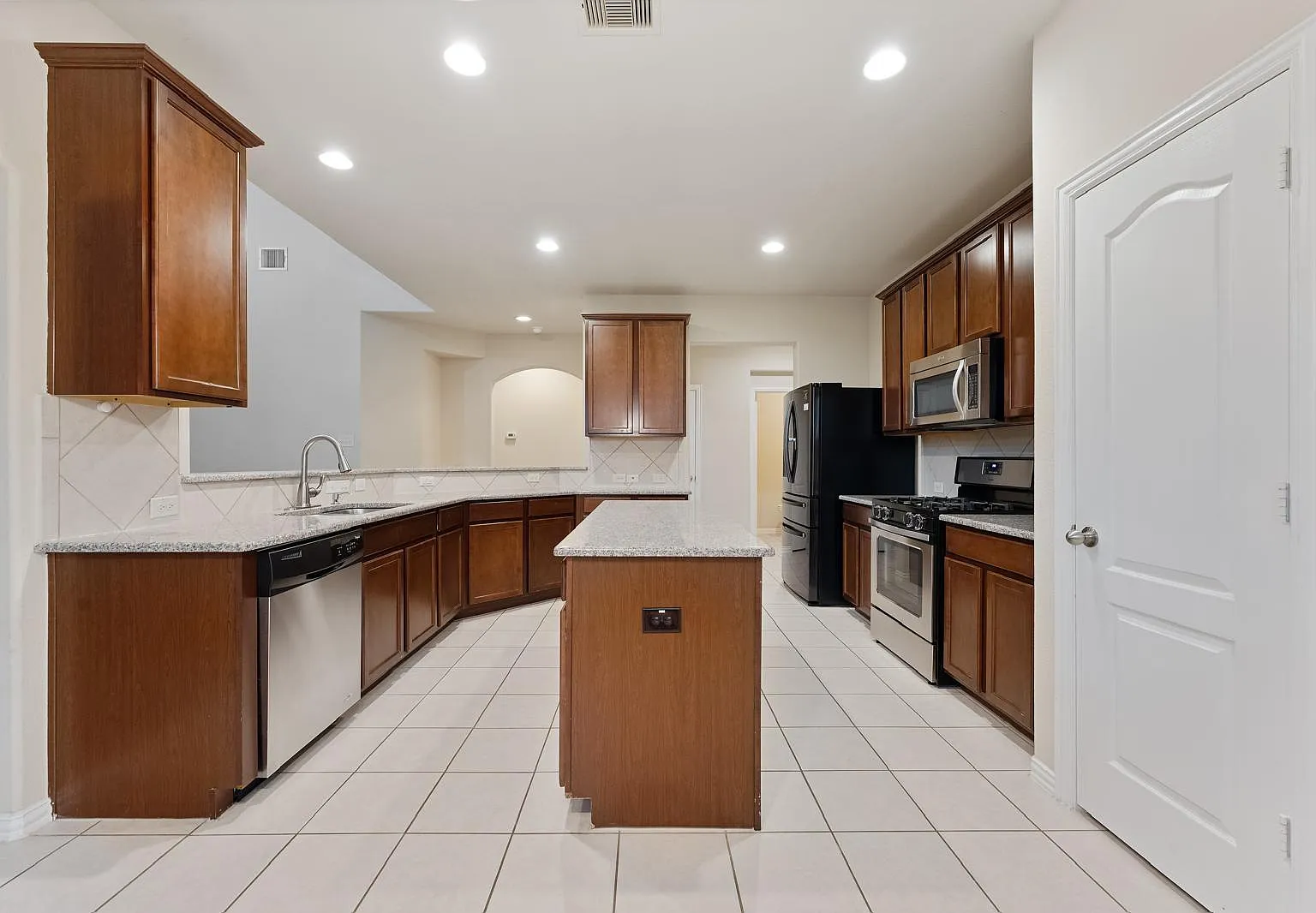 4 bed, 2.5 bath, 2602 sqft, $2,500 — Photo 3