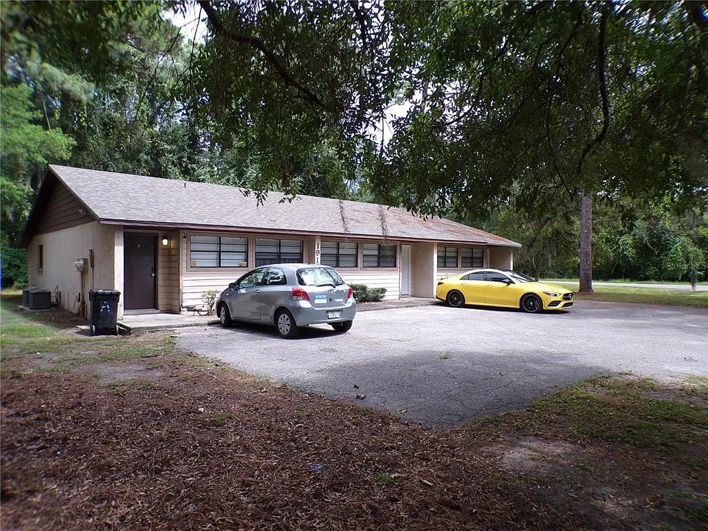 2 bed, 1.0 bath, 2430 sqft, $1,275 — Photo 2
