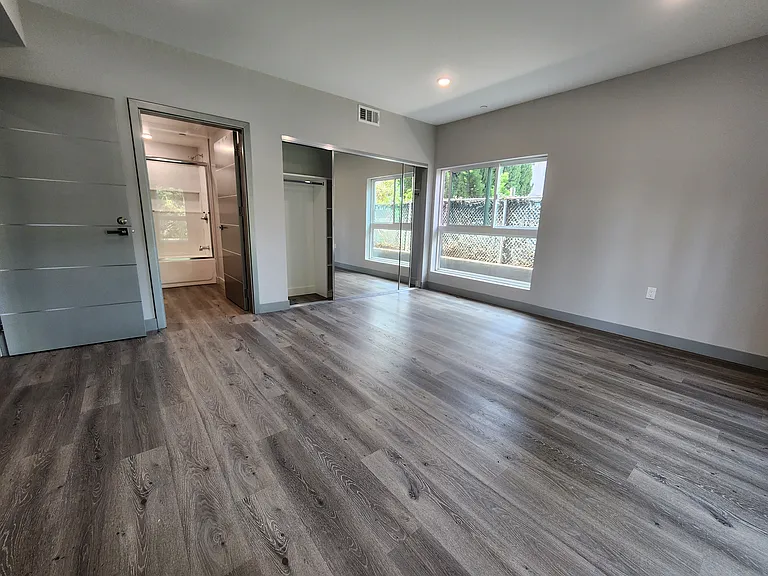7040 N Woodman Ave #105 — Photo 11