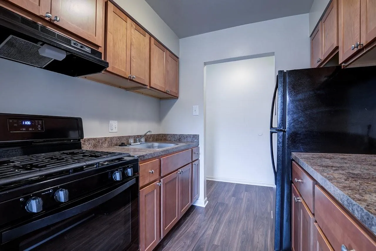 Carlwynne Manor Apartment Homes — Photo 2
