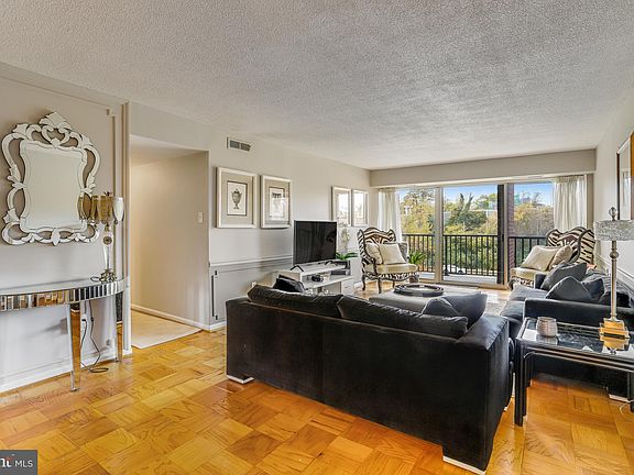 2nd image of 1300 Army Navy Dr APT 423