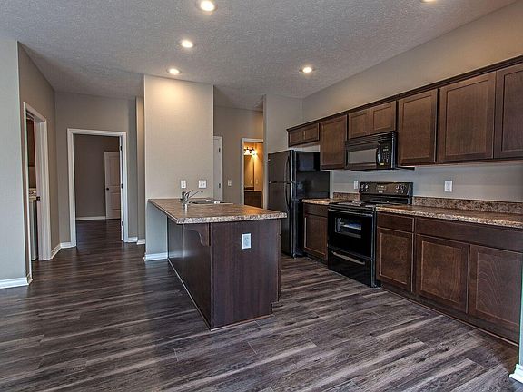 Kitchen with island and Breakfast Bar