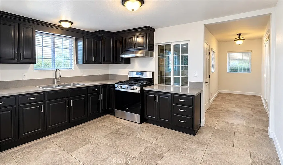 3 bed, 1035 sqft, $3,795 — Photo 2