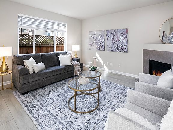 Light and Bright Living Room>