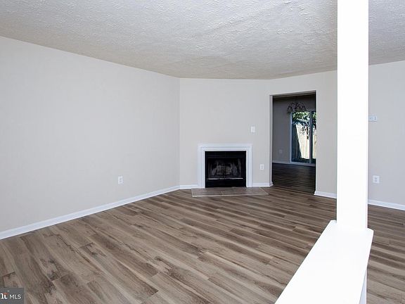3rd image of 3 Oakside Ln