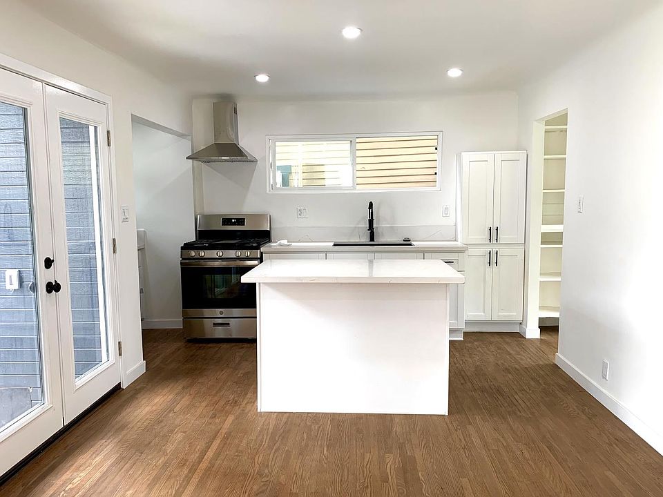 1st image of 319 N Venice Blvd APT A