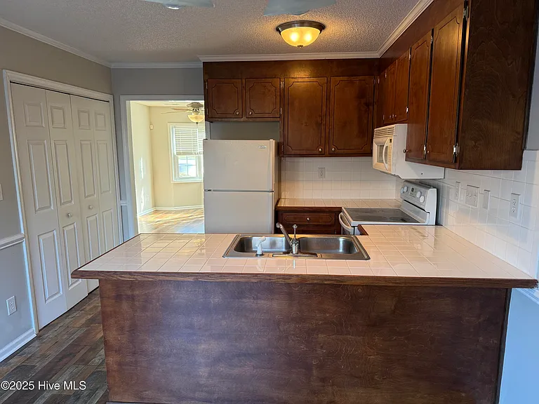 2355 Vineyard Dr #F2 — Photo 6